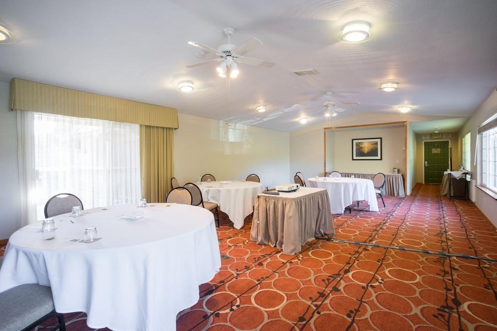 Half Moon Bay Lodge 3*